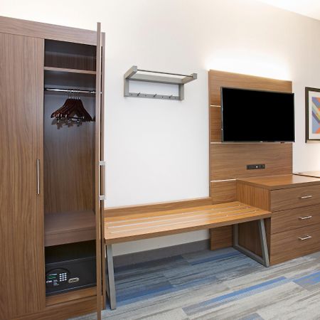 Holiday Inn Express Kansas City - At The Legends! By Ihg Bonner Springs Ruang foto