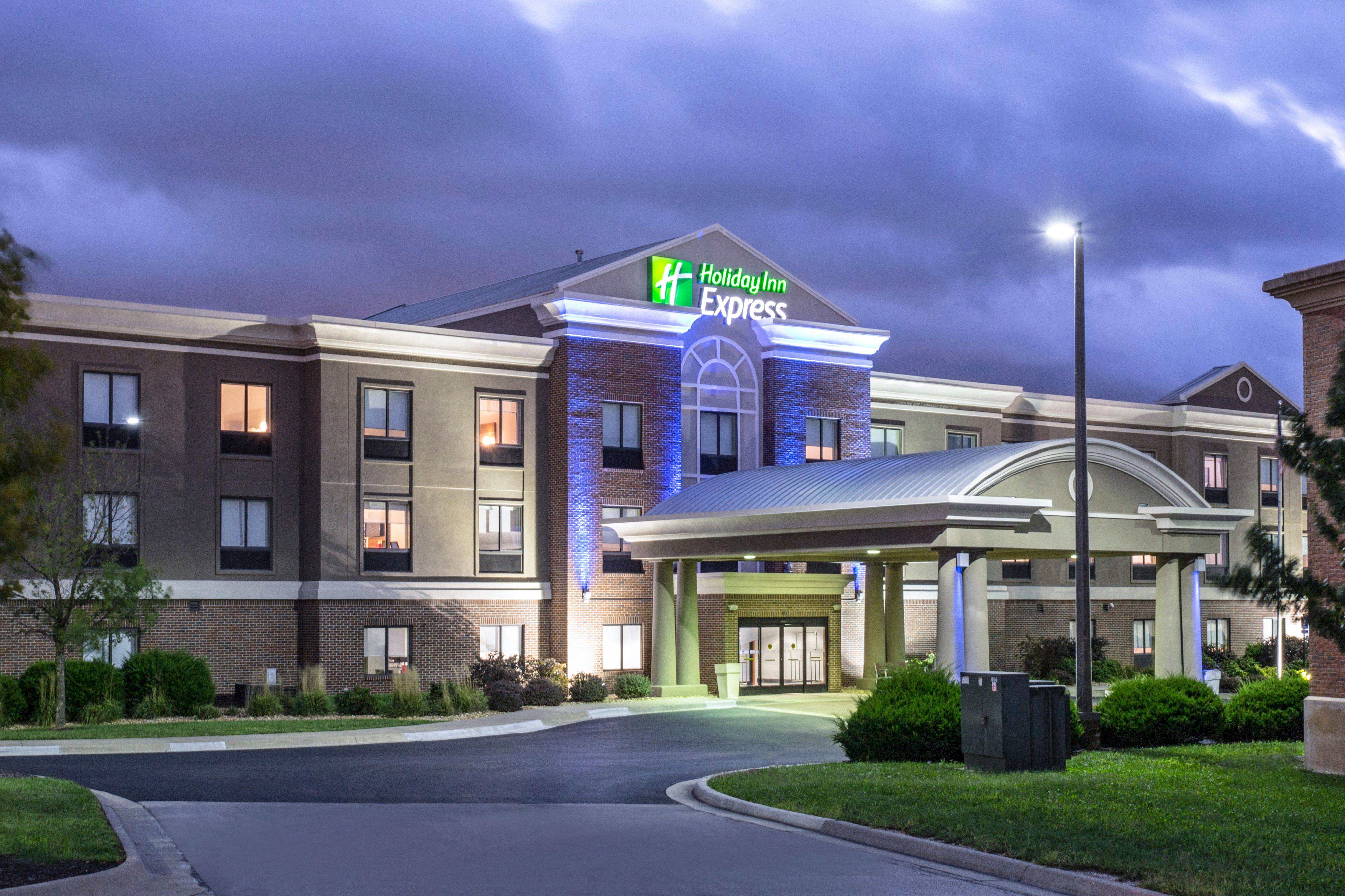 Holiday Inn Express Kansas City - At The Legends! By Ihg Bonner Springs Bagian luar foto