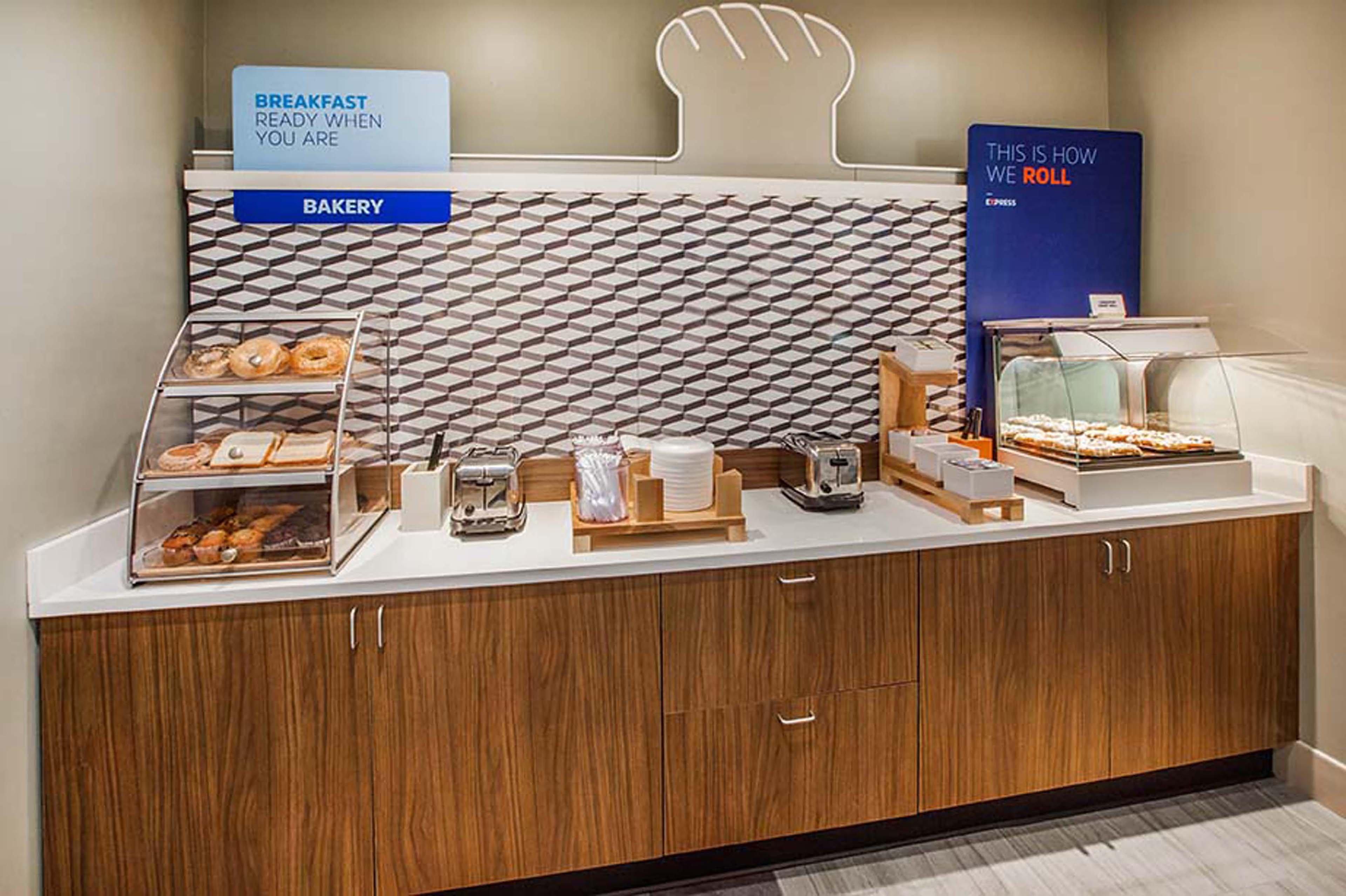 Holiday Inn Express Kansas City - At The Legends! By Ihg Bonner Springs Bagian luar foto