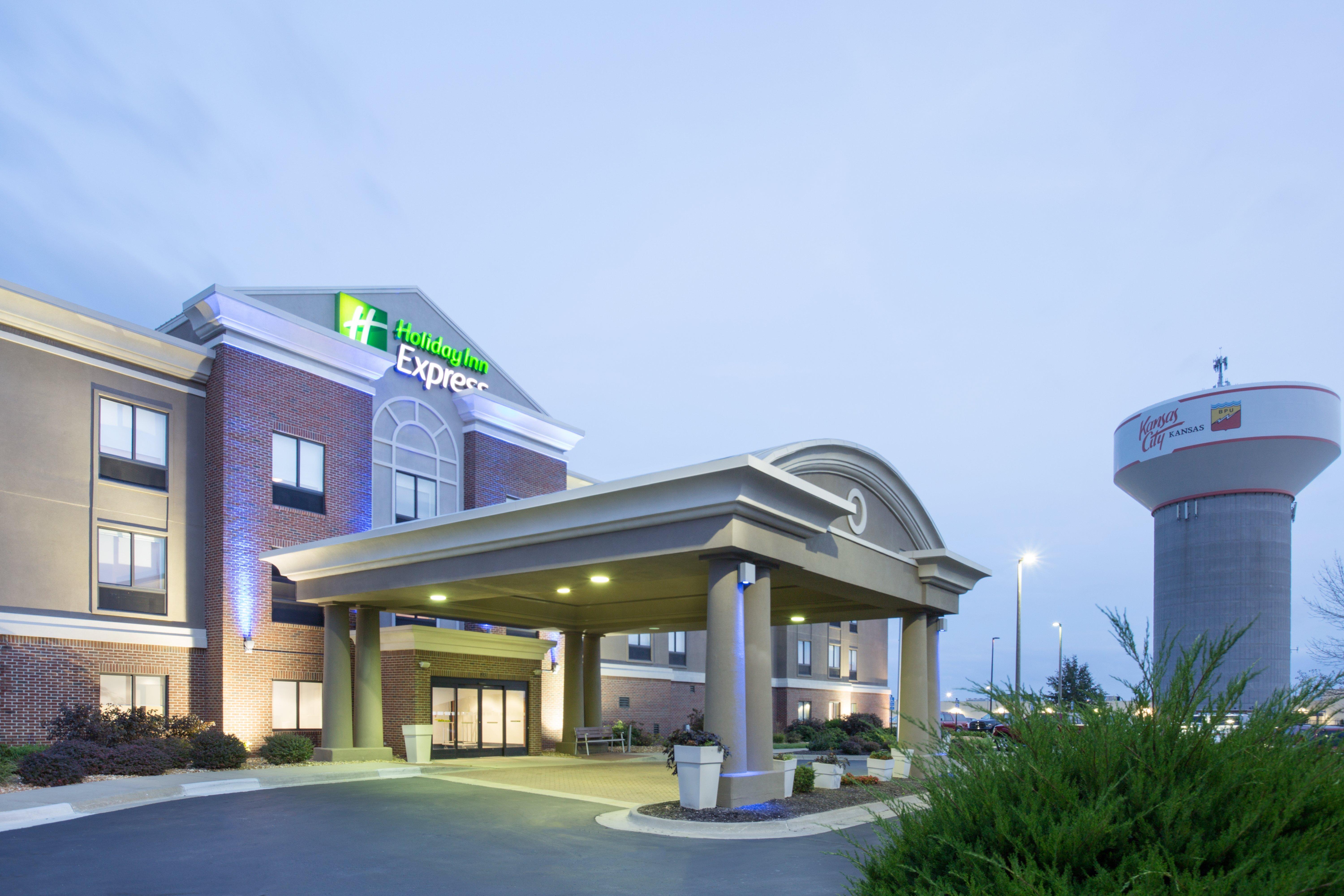 Holiday Inn Express Kansas City - At The Legends! By Ihg Bonner Springs Bagian luar foto