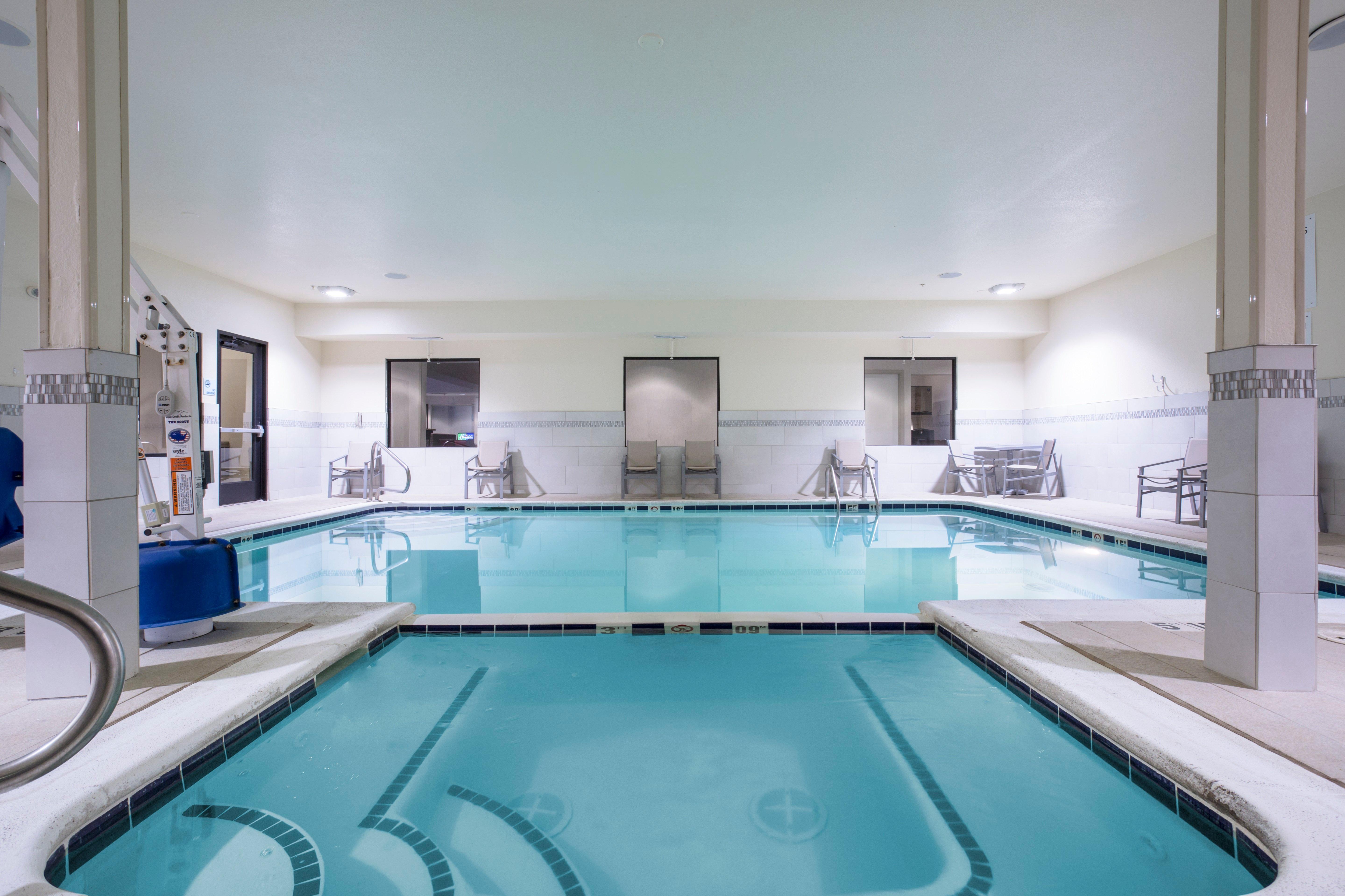 Holiday Inn Express Kansas City - At The Legends! By Ihg Bonner Springs Bagian luar foto
