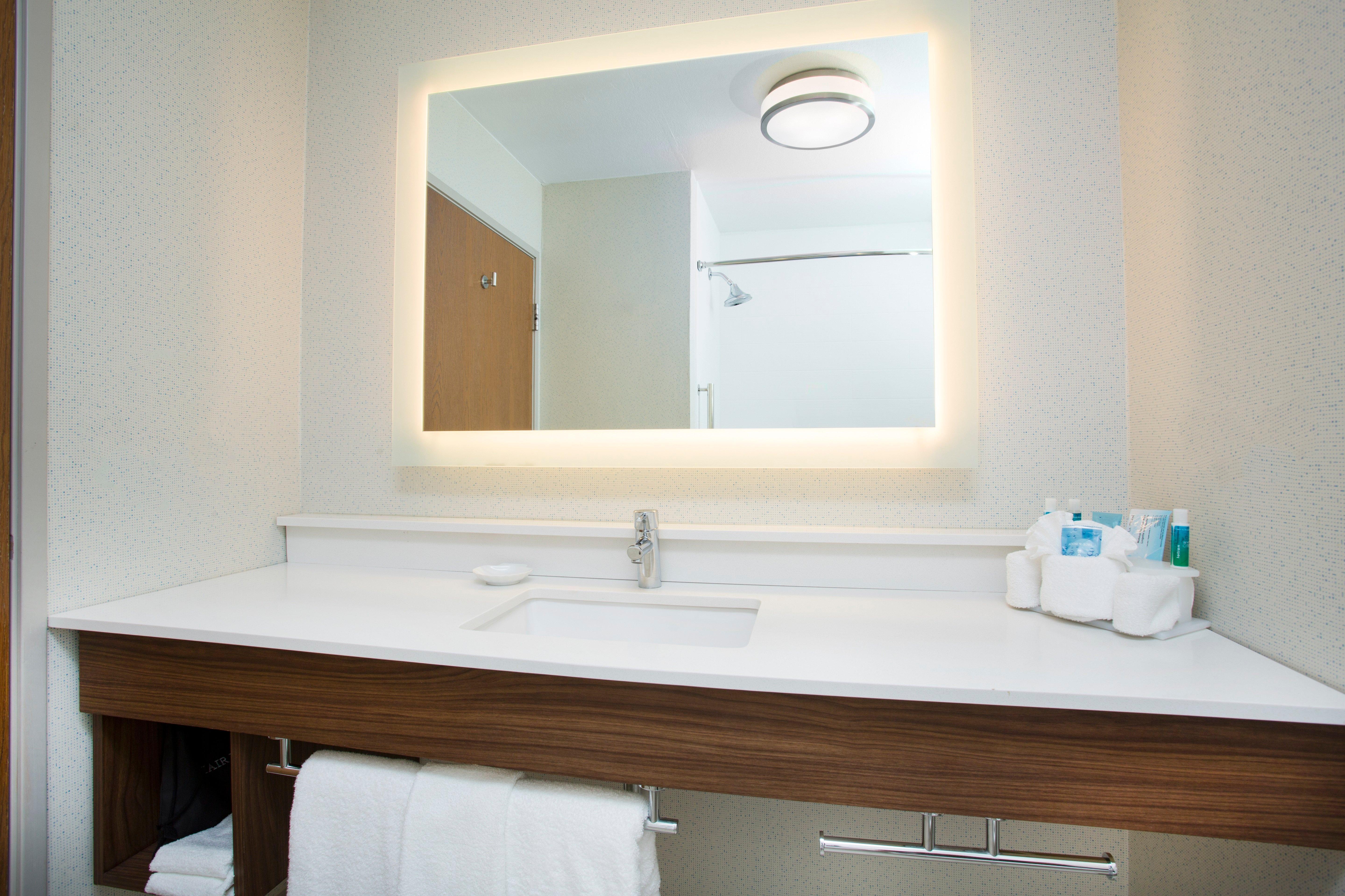 Holiday Inn Express Kansas City - At The Legends! By Ihg Bonner Springs Bagian luar foto
