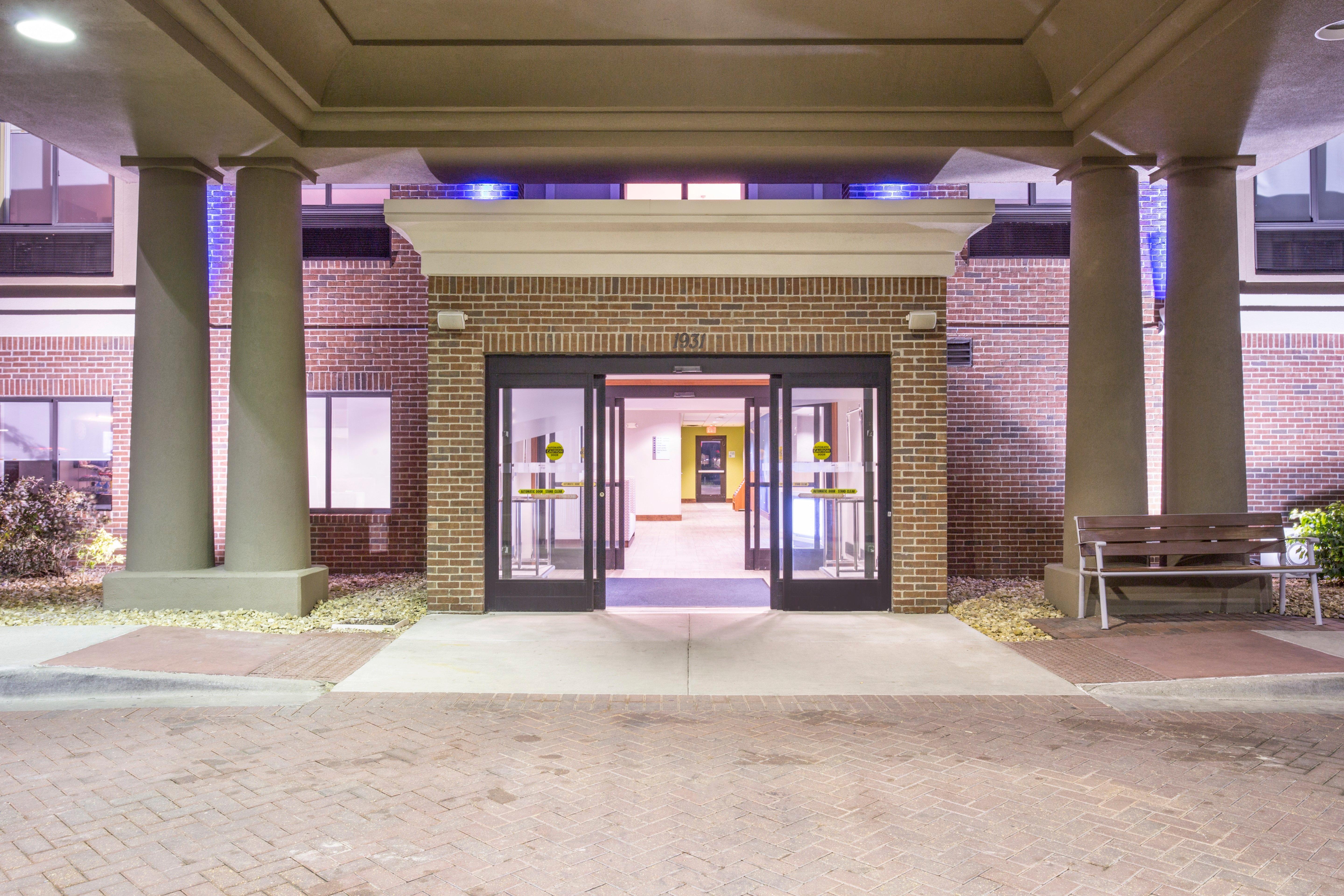 Holiday Inn Express Kansas City - At The Legends! By Ihg Bonner Springs Bagian luar foto